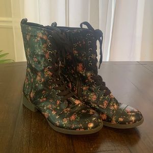 Black Poppy Flowered Zip-up Combat Style Boot - size US WMS 8